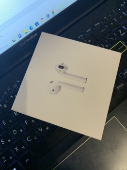 Беспроводные наушник Apple AirPods первого поколения