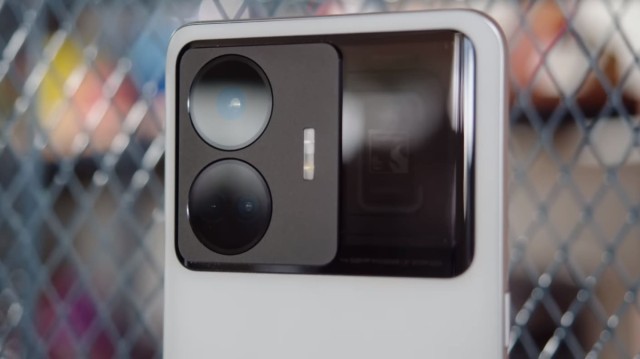Гоночный болид, то есть смартфон, добрался до России: обзор на флагман realme GT3
