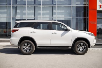 Автомобиль Toyota Fortuner 2021 внедорожник
