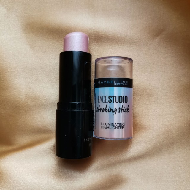 FACE STUDIO strobing stick от Maybelline – лучший бюджетный хайлайтер для тех, кто хочет получить красивое сияние кожи без жирного блеска