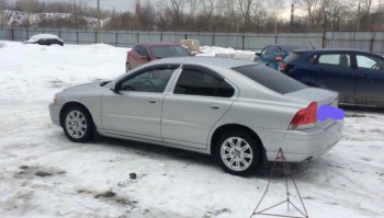 Автомобиль Volvo S60 седан