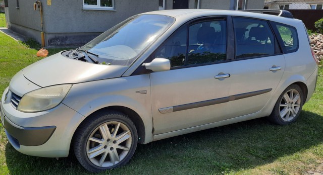 Renault Grand Scenic II – популярный семейный автомобиль.
