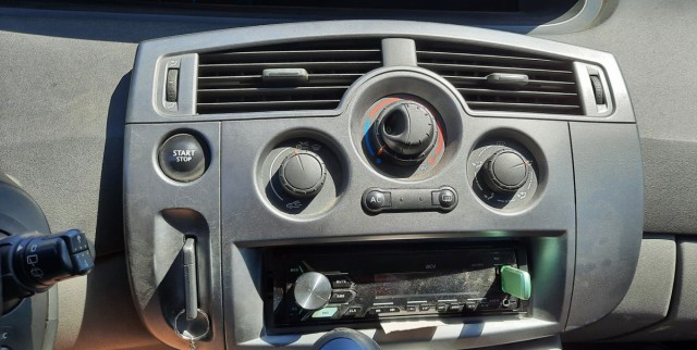 Renault Grand Scenic II – популярный семейный автомобиль.