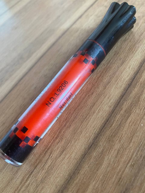 Enzexi Moisture Lip gloss – насыщенный красный оттенок, приятная текстура и консистенция, удобное нанесение