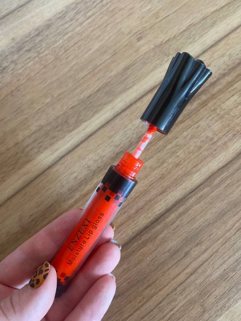 Enzexi Moisture Lip gloss – насыщенный красный оттенок, приятная текстура и консистенция, удобное нанесение