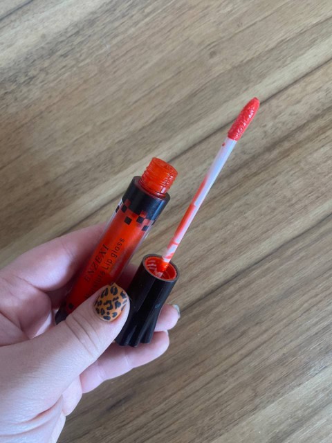 Enzexi Moisture Lip gloss – насыщенный красный оттенок, приятная текстура и консистенция, удобное нанесение