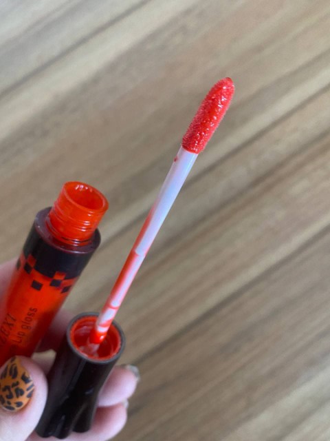 Enzexi Moisture Lip gloss – насыщенный красный оттенок, приятная текстура и консистенция, удобное нанесение