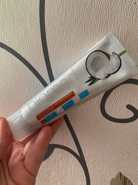 Отбеливающая зубная паста Biomed SUPERWHITE с кокосовым маслом – удобное использование, удобный формат, приятный аромат