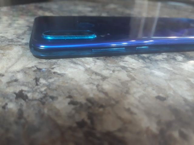 Honor 20 Lite – бюджетно, но стильно