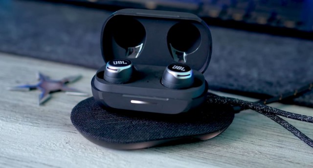 Отличные наушники для тренировок: JBL Reflect Flow PRO