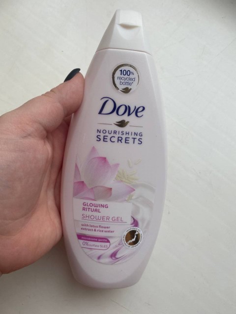Крем-гель для душа DOVE Сияние кожи – нежная текстура, удобное использование, приятный аромат
