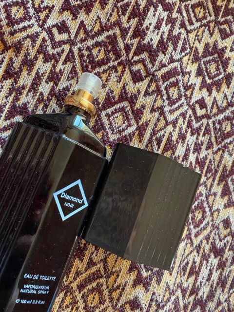 Туалетная вода Diamond NOIR Vaporisateur Natural Spray – интересный аромат, классика, длительное раскрытие нот.